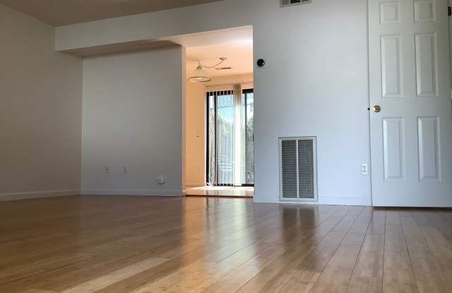 Three bedroom, 1.5 bath townhouse in quiet community | Available Mid-November Gallery 3