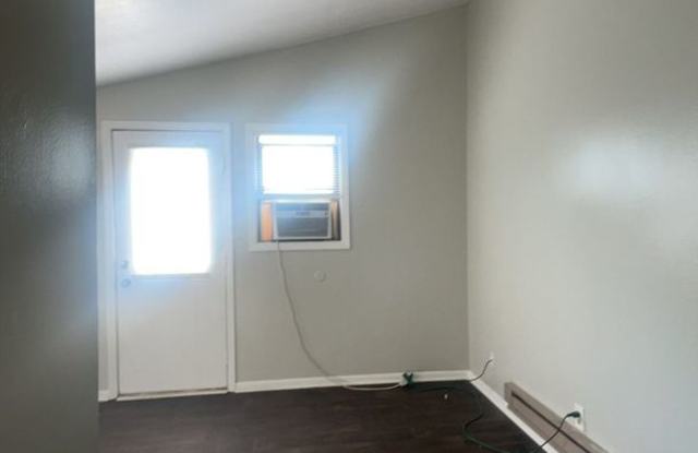 111 1/2 S Dicks St - Your Ball State Home Awaits! Cozy 2-Bedroom Duplex Near Campus Gallery 2