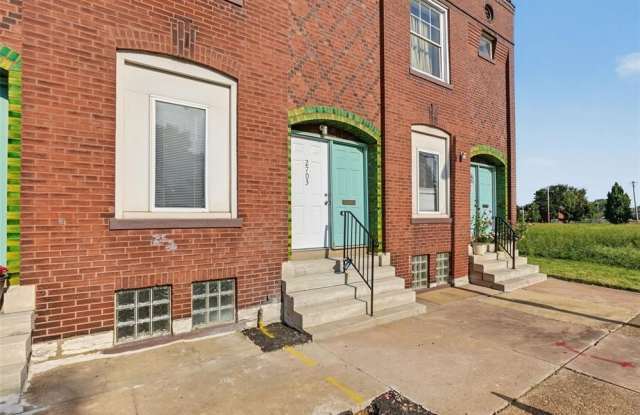 2703 N Spring Avenue Gallery 2
