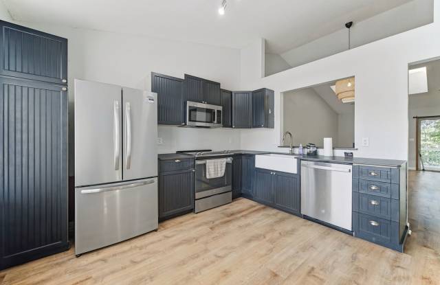Water Views, Sunlit Spaces & Beach Days Ahead—Find YOUR HOME in Herons Cove! 2BR/2.5BA Condo available NOW Gallery 4