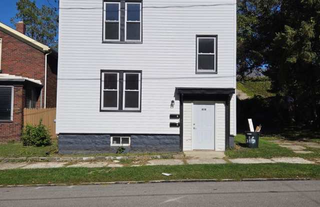 Lower 3 bedroom unit on west side Gallery 1