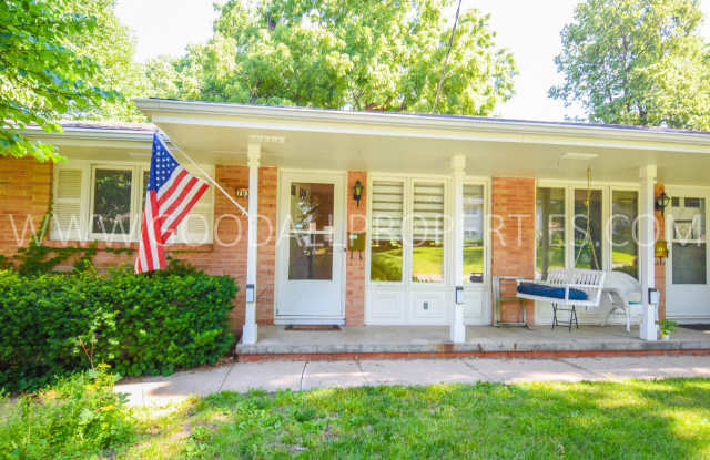 2 Bedroom 1 Bath duplex home in Windsor Heights with Garage! photos photos