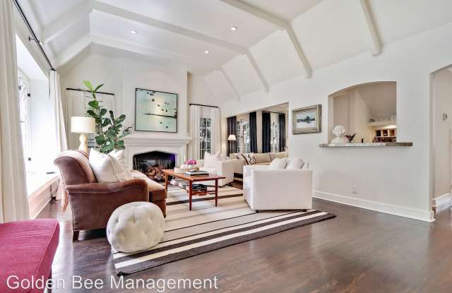 1048 Stearns Drive Gallery 4