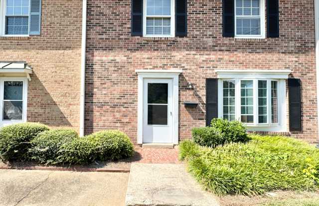 End unit 2 Story in Regents Park, convenient to 840 Gallery 3