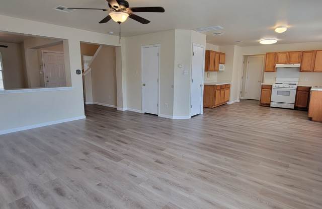 4 Bedroom home in Hunters Crossing Gallery 4