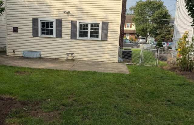 2248 HOLLINSHED Avenue Gallery 4