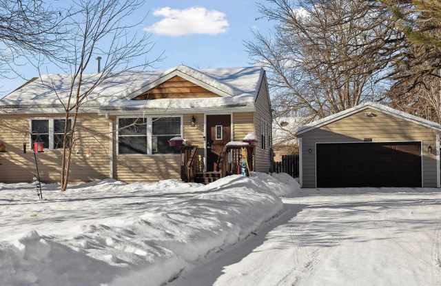 Updated 3 Bed | 1 Bath Duplex W/ Private Fenced Yard & Laundry Gallery 4