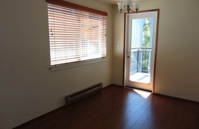 Lovely 2 Bedroom/2 Bath Condo in Bitter Lake Area! Gallery 4