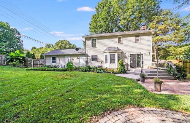 Hunley Creek Charmer: 3BR with Garage Studio, Cathedral Ceilings & Prime Location! Gallery 4