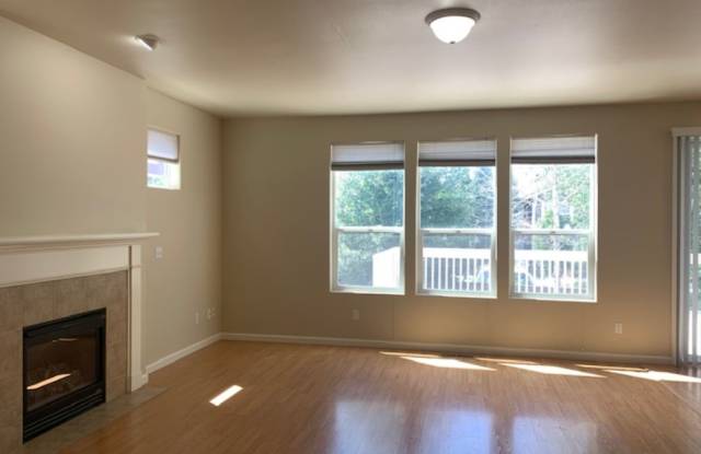 2832 NE Sedalia Lp Gallery 3