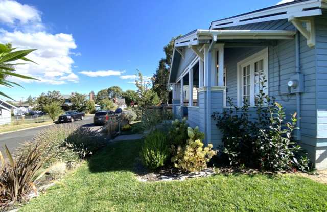 Craftsman Bungalow with Utilities Gallery 4