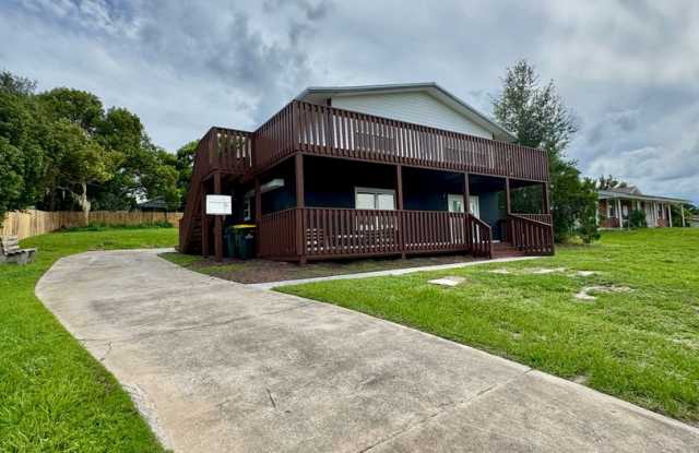 Beautifully Renovated 2-Bed/1-Bath Upstairs Unit with Stunning Lake Minneola Views photos photos