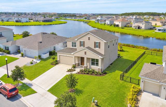 6 Bedroom single family water view home, new paint, new carpet. Located in Kissimmee! Gallery 1