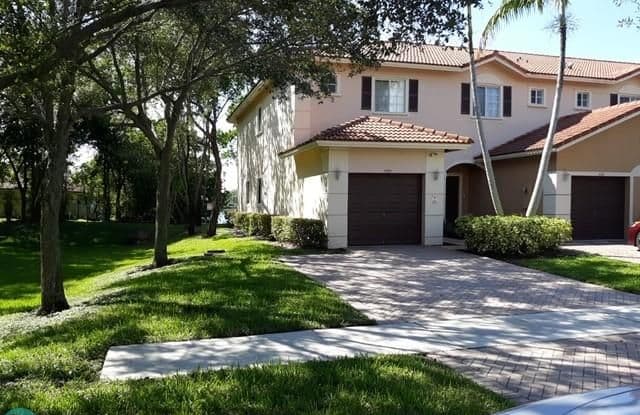 5721 isles circle - 5721 South Isles Circle, Tamarac, FL 33321