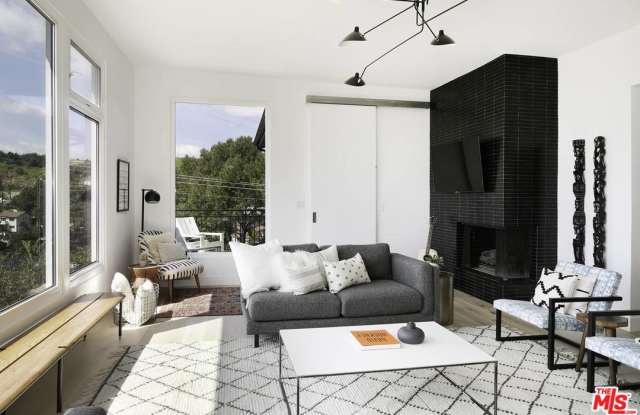 2935 HOLLYRIDGE Drive Gallery 4