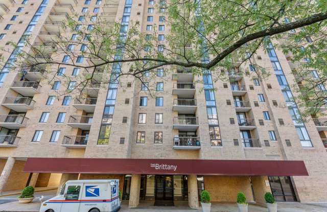 This beautiful 1 bed, 1 bath condo with over 800 sq feet is primely located in the heart of Arlington. photos photos