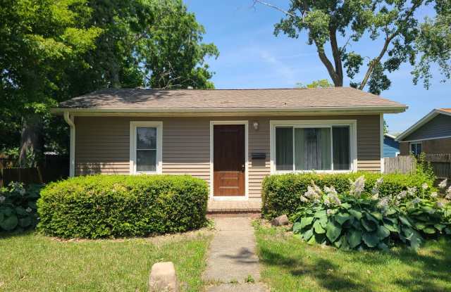 Furnished 2-bedroom, 1-bathroom House in South Haven, MI. photos photos