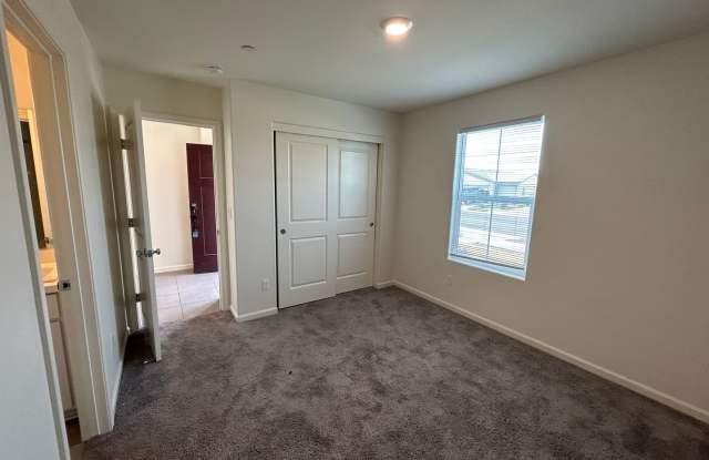 4 Bedroom 3 Bathroom Home Close to Shopping and Restaurants!! Gallery 4