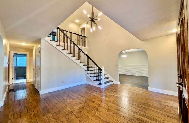 **$1500 OFF 2ND FULL MONT'S RENT** Beautiful Home in Lake Oswego with Private Sports Court in the Sought After Westview Estates! Gallery 1