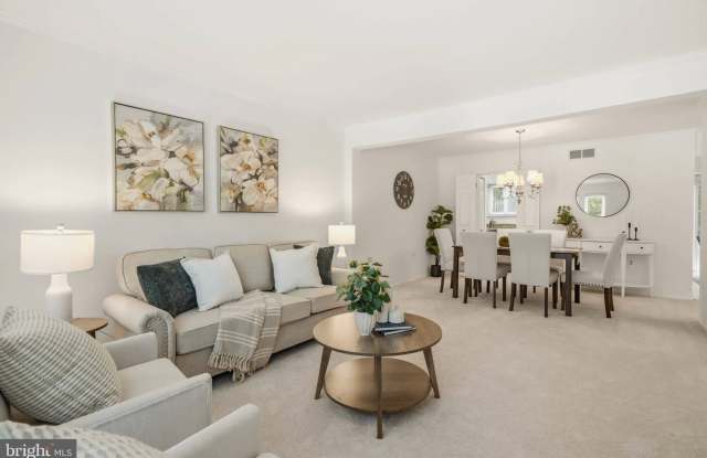 8112 WOODED GLEN Court Gallery 3