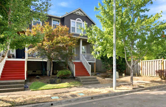 $500 off First Month!!  Beautifully Updated 4-Bedroom Oregon City Home with A/C, Fireplace & Fenced Yard! Gallery 3