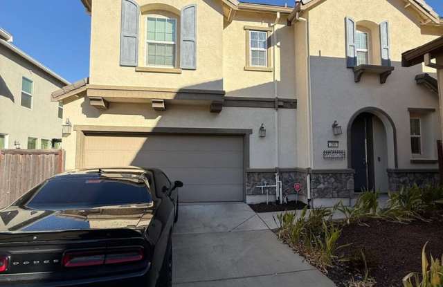 Beautifully maintained 3-bedroom, 2.5-bath, 1,975 sq ft in Sacramento Gallery 1