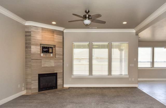Single-Story Home in Horn Rapids Golfing Community-Half off one months' Rent! Gallery 4