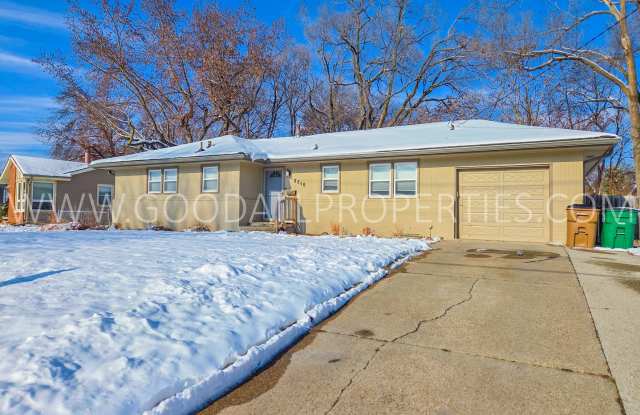 Charming 4-Bedroom Ranch in West Des Moines with a fenced in yard and a finished basement!! photos photos