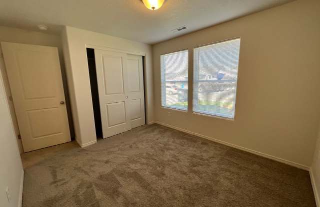 Modern 3 Bed 2 Bath!! Covered Patio!! Gallery 4