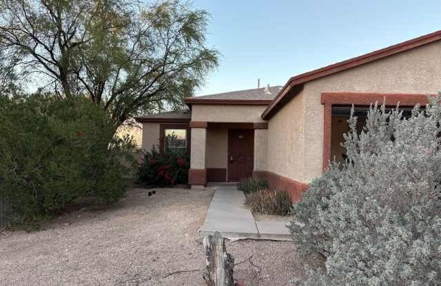 Charming 3 Bedroom 2 Bath Family Home! Must See! Move In Special!! - 2545 East Warwick Castle Lane, Tucson, AZ 85706