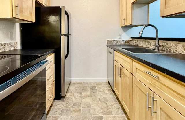 2 Bed 1 Bath Redmond Education Hill neighborhood Condo $1995 per/mo Gallery 3