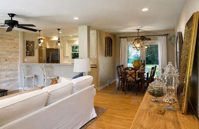 186 Schiller Road Gallery 3