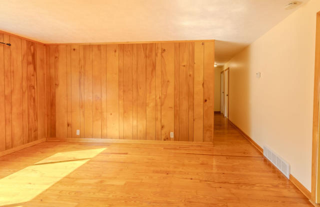 Well Maintained Home in Great TC Location Gallery 3
