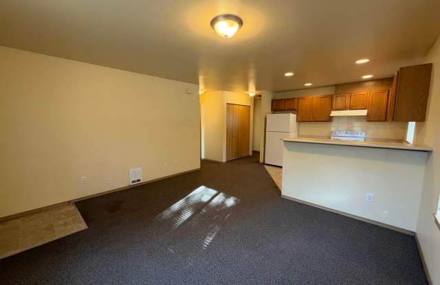 RENT SPECIAL! 1 MONTH FREE RENT! 3 Bedroom, 2 Bath in York Neighborhood! Gallery 4