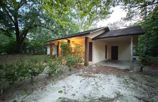 Classic 3 Bedroom, 1 Bathroom House near Oaks Mall photos photos