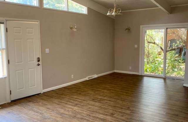 Available for 2027-2028 Fall Pre-Leasing: Spacious Ranch-Style Home Gallery 3