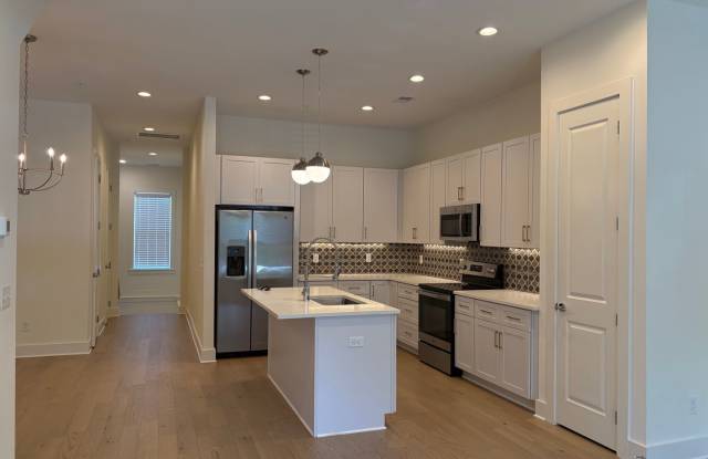 Beautiful 2/2.5 townhome w/ garage near downtown Franklin! Gallery 4