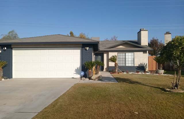 Stylish, Secure, and Pet-Friendly 3-Bedroom Home in South Bakersfield photos photos
