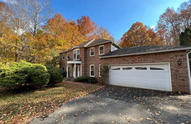 Spectacular 3 Bed 3.5 Bath Brick Home in Scenic Riverview Estates photos photos