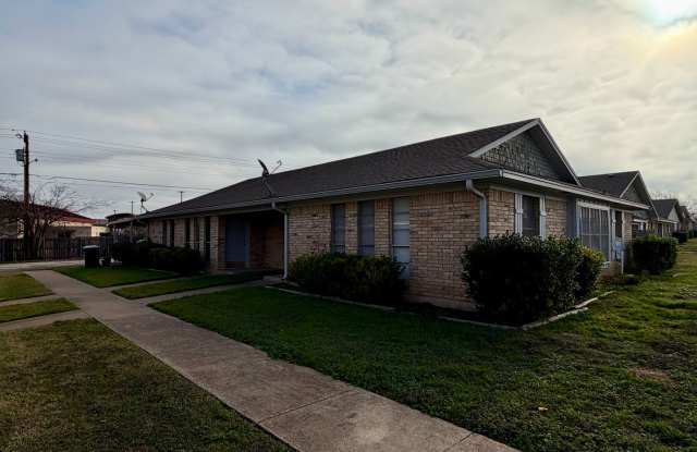 Duplex *LEASING SPECIAL AVAILABLE* - 807 Rambler Drive, Waco, TX 76710