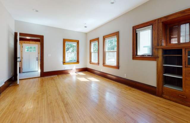 Renovated 6-Bedroom Single-Family House Gallery 3