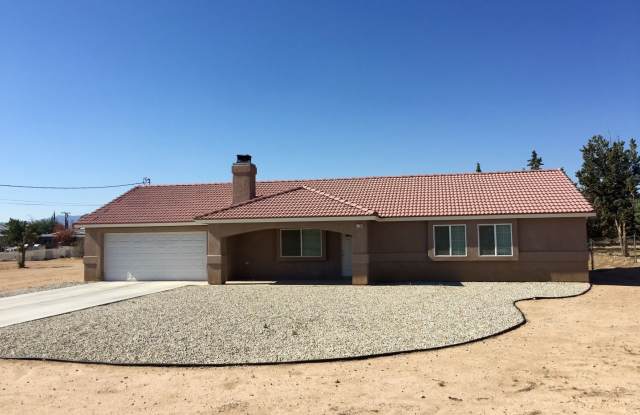 SPACIOUS 3 BEDROOM PLUS BONUS ROOM IN HESPERIA!! Gallery 3