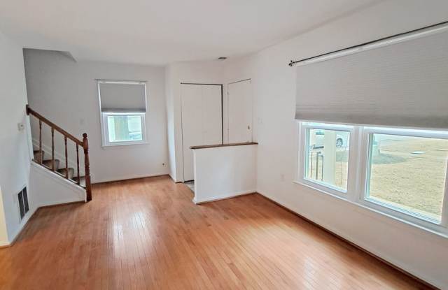 End Unit Townhome 3/Bedrooms 1.5/Bathrooms-Fenced In Yard, Large Deck, Hardwood Flooring, Newly Painted! Gallery 4