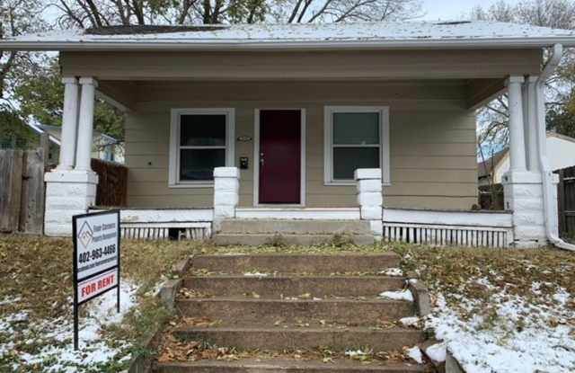 Charming 2-bedroom House Available with fenced in yard! photos photos