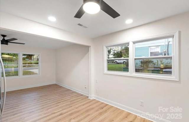 Room in 3 Bedroom Home at Braden Dr Gallery 3