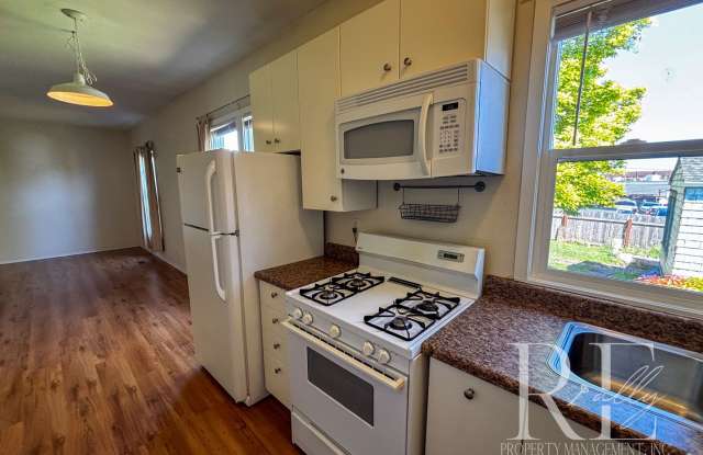 Charming 2-Bedroom, 1-Bathroom Apartment in Downtown Bremerton photos photos
