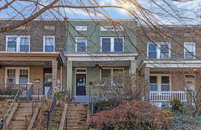 Big and Comfy Townhouse - 750 Fairmont Street Northwest, Washington, DC 20001