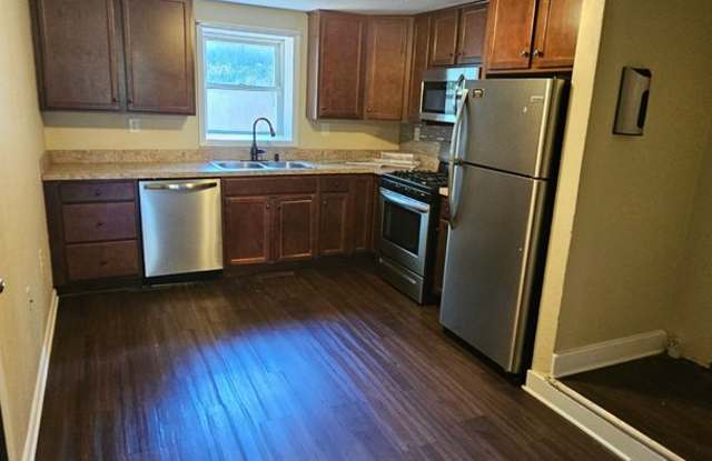 3 Bedroom Home with Fenced Yard & Central Air Gallery 3