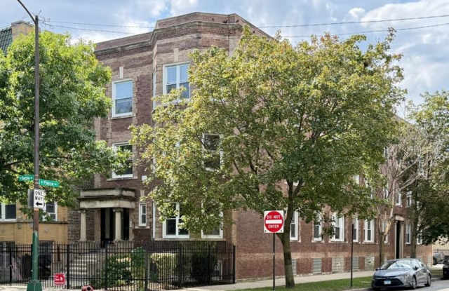1522 Kedzie Gallery 1