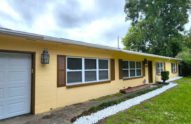 FOR RENT 5 bedroom, 3 bathrooms, 2 car garage home near UF. photos photos